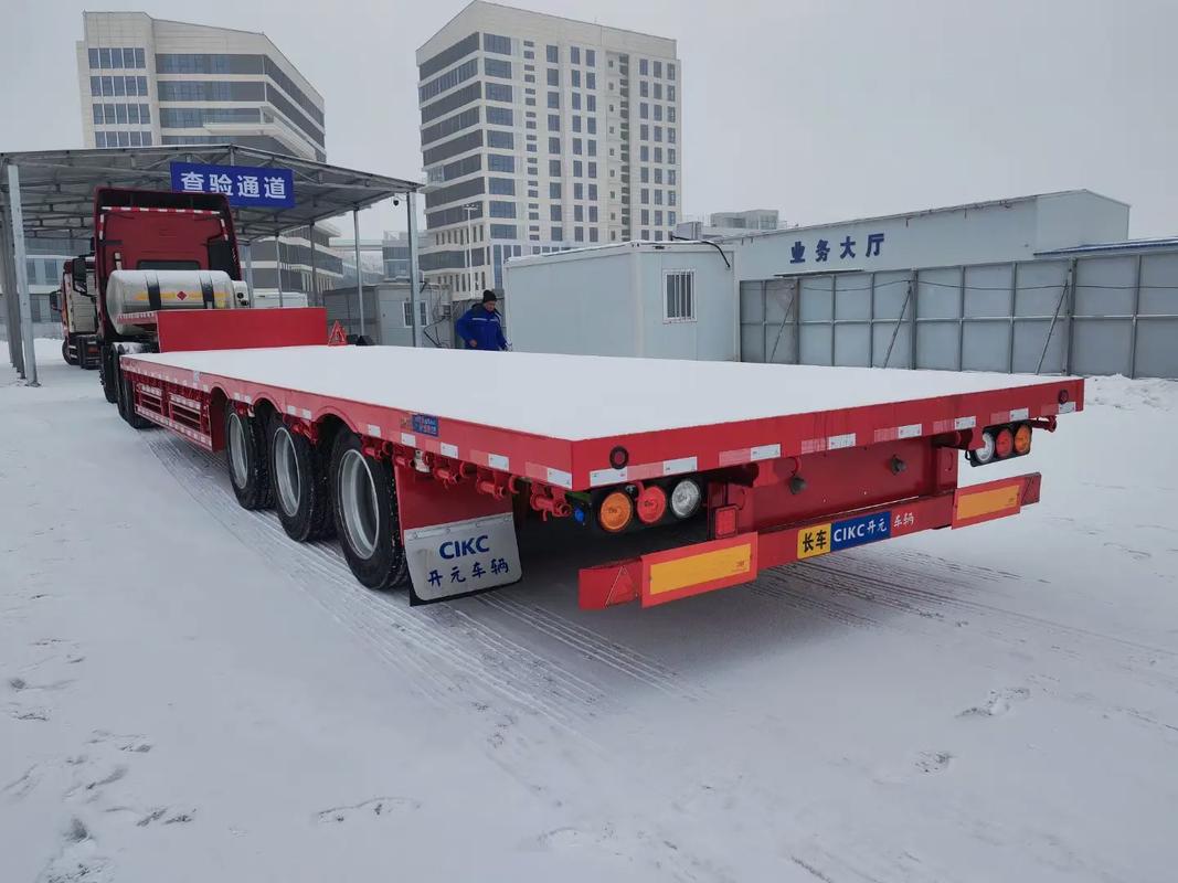 天恒基汽車(chē)城 低平板半掛車(chē)13.75米平板，現(xiàn)車(chē)充足，歡迎選購(gòu)